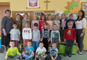 Zdjęcie przedstawia dwie Panie nauczycielki: Panią M.Markowicz (z lewej strony) oraz Panią S.Ciepłuchę (z prawej strony) oraz dzieci obecne w tym dniu w przedszkolu.