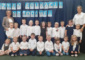 Wspólne zdjęcie dzieci z grupy 5 wraz z wychowawczyniami.