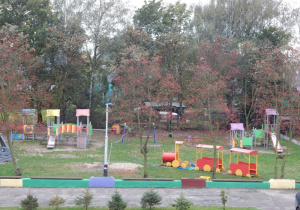 Na zdjęciu ujęto plac przedszkolny z wyposażeniem.