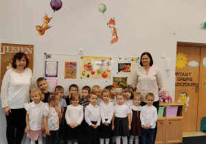 Wspólne zdjęcie dzieci z grupy 6 wraz z wychowawczyniami.