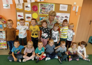 Fotografia przedstawia Panią M.Polis wraz z dziećmi obecnymi w tym dniu w przedszkolu.