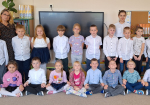Na zdjęciu dzieci z grupy 7 wraz z wychowawczyniami Marcelą Kozerą i Karoliną Miernicką
