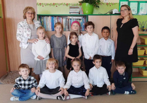 Na zdjęciu dzieci z grupy 7 z panią wychowawczynią Marcelą Kozerą oraz Krystyną Abramuk