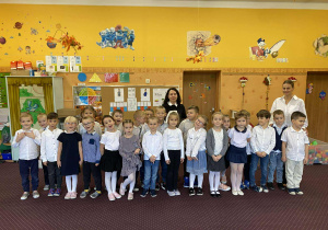 Wspólne zdjęcie dzieci z grupy 8 wraz z wychowawczyniami.