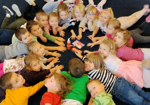 Wspólne zdjęcie dzieci z grupy 6 w trakcie zajęć o higienie.