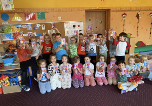 Wspólne zdjęcie dzieci z grupy 8 w czasie zajęć o higienie.